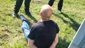 Awanturnik został obezwładniony, zakuty w kajdanki i przekazany policji