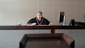 Wyroku ogłoszonego w piątek nie wysłuchał ani oskarżony, ani jego obrońca. Obecny był jedynie pełnomocnik pokrzywdzonej lekarki, która w procesie występowała jako oskarżyciel posiłkowy