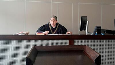 Wyroku ogłoszonego w piątek nie wysłuchał ani oskarżony, ani jego obrońca. Obecny był jedynie pełnomocnik pokrzywdzonej lekarki, która w procesie występowała jako oskarżyciel posiłkowy