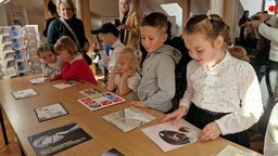 Pocztówki i znaczki z Zamościa powędrują w Polskę. Stworzyły je przedszkolaki