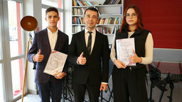 Starosta Andrzej Szarlip (na zdjęciu w środku) i jego stypendyści Eryk i Iza