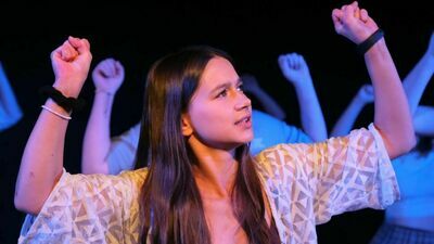 Lublin. Młodzież pokazała "Naukę pływania" na deskach teatru 