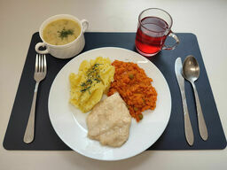 W środę pacjenci Zamojskiego Szpitala Niepublicznego, którzy są na diecie lekkostrawnej dostali na obiad  (1245 kcal) zupę ogórkową, gotowaną pierś z kurczaka, ziemniaki i marchewką z groszkiem oraz kompot owocowy. Dzień wcześniej była jarzynowa, a na drugie risotto z mięsem i warzywami oraz duszony szpinak i kompot (1276 kcal).