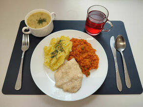 W środę pacjenci Zamojskiego Szpitala Niepublicznego, którzy są na diecie lekkostrawnej dostali na obiad  (1245 kcal) zupę ogórkową, gotowaną pierś z kurczaka, ziemniaki i marchewką z groszkiem oraz kompot owocowy. Dzień wcześniej była jarzynowa, a na drugie risotto z mięsem i warzywami oraz duszony szpinak i kompot (1276 kcal).