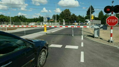 Nie „ścigaj się” z opadającymi rogatkami. Kolejarze apelują do kierowców 