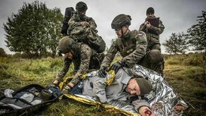 Ratownicy udzielali pomocy ofiarom wypadku komunikacyjnego, poranionym przez drut kolczasty czy miny