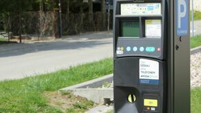 Czy w Dęblinie w przyszłym roku staną parkomaty? Decyzja o wprowadzeniu strefy płatnego parkowania samorząd uzależnia od efektów rozmów ze zwierzchnikami lokalnych jednostek wojskowych