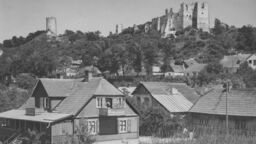 Widok zabudowy Kazimierza Dolnego, na dalszym planie ruiny zamku i baszta.