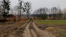 Droga prowadząca do domu rodziny jest gruntowa. Zwłaszcza jesienią i zimą trudno nią przejechać