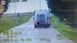 Dwa pędzące autobusy na holu. I mandat gotowy