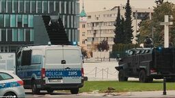 Wszedł na pomnik smoleński, groził wysadzeniem. Mieszkaniec Lublina usłyszał zarzuty 