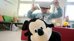 Mała pacjentka Marysia korzystająca z okularów VR