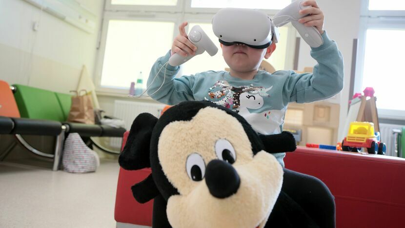 Mała pacjentka Marysia korzystająca z okularów VR