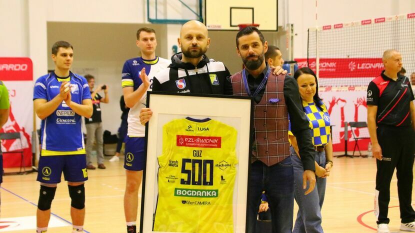 Jakub Guz otrzymał od klubu prezent - koszulkę z liczbą rozegranych spotkań jako zawodnik
