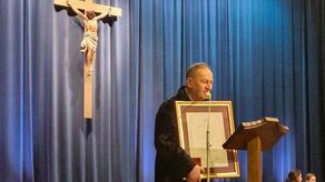 W imieniu ks. Jerzego Pilusia medal odebrał  ks. Andrzej Łuszcz