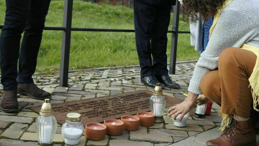 W ubiegłym roku uczestnicy Marsz Pamięci zapalili znicze na przystanku kolejowego Zamość Starówka. Są tam żeliwne tablice z napisami w językach polskim, angielskim i hebrajskim: „Z tego miejsca w 1942 roku odjeżdżały pociągi wywożące Żydów z Zamościa i okolicznych miejscowości do niemieckich nazistowskich obozów zagłady. Ku pamięci Żydów polskich, czeskich, niemieckich i austriackich mieszkańców getta w Zamościu zamordowanych w latach 1939-1942.” 