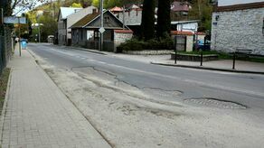 Ulica Tyszkiewicza w Kazimierzu Dolnym, poprzedzająca ją aleja Kazimierza Wielkiego oraz ul. Puławska - cały ten ciąg komunikacyjny czekają długo oczekiwane przez kierowców i pieszych zmiany