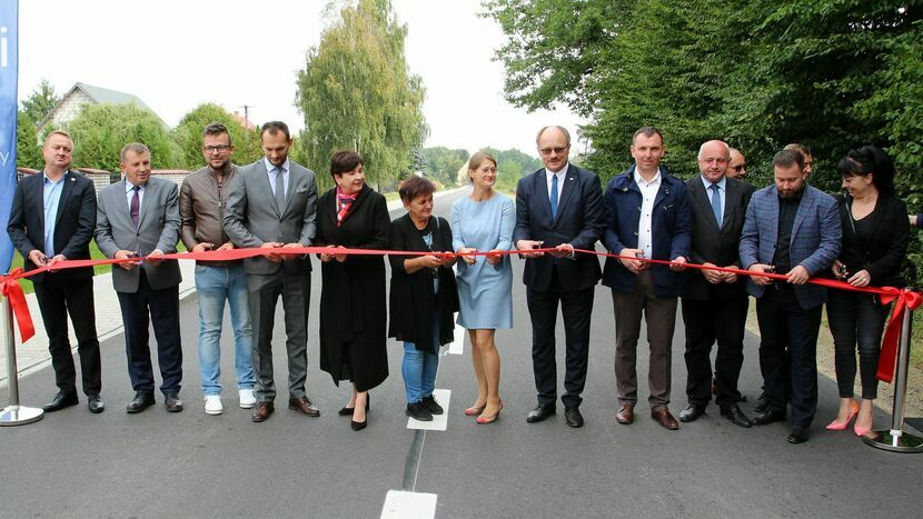 Droga powiatowa łącząca Kolonię Góra Puławska z Janowcem w ciągu ostatniego roku doczekała się kapitalnego remontu