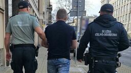 Jeden z zatrzymanych przez funkcjonariuszy mężczyzn