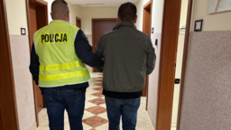 48-latek został zatrzymany, usłyszał zarzuty, przyznał się do winy. Straty, jakie spowodował, oszacowano na 2,5 tys. zł