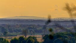 Na zdjęciu widać zarys dachu klasztoru Oblatów oraz mierzący ponad 150 metrów wysokości RTCN "Święty Krzyż" na Łysej Górze. Fotografię wykonano z odległości ponad 75 km