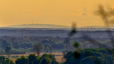 Na zdjęciu widać zarys dachu klasztoru Oblatów oraz mierzący ponad 150 metrów wysokości RTCN "Święty Krzyż" na Łysej Górze. Fotografię wykonano z odległości ponad 75 km
