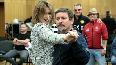 Zakręcona Dziesiątka. Aktorzy-amatorzy ćwiczą przed charytatywnymi spektaklami 