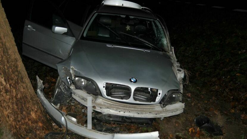 Chwilę po kolizji w rozbitym BMW nie było ani kierowcy, ani pasażera. Obaj uciekli