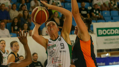 Elin Gustavsson ( w białym stroju) rozegrała niezłe zawody w Walencji
