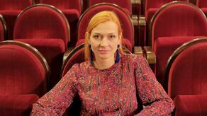 Aktorka, dramatopisarka, reżyserka. Absolwentka Wydziału Aktorskiego Państwowej Wyższej Szkoły Filmowej, Telewizyjnej i Teatralnej im. Leona Schillera w Łodzi, gdzie w 2019 roku uzyskała tytuł doktora sztuki. Od 2014 roku jest związana z Teatrem Modrzejewskiej w Legnicy. Jest także współzałożycielką Fundacji Teatr Zamiast. Lubi teatr i pracę w nim oraz inne twórcze zajęcia. Ceni piękno. Stąd zamiłowanie do tworzenia ilustracji, które stanowią ważny aspekt jej twórczości, którą czasem może dzielić się z innymi. 