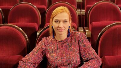 Aktorka, dramatopisarka, reżyserka. Absolwentka Wydziału Aktorskiego Państwowej Wyższej Szkoły Filmowej, Telewizyjnej i Teatralnej im. Leona Schillera w Łodzi, gdzie w 2019 roku uzyskała tytuł doktora sztuki. Od 2014 roku jest związana z Teatrem Modrzejewskiej w Legnicy. Jest także współzałożycielką Fundacji Teatr Zamiast. Lubi teatr i pracę w nim oraz inne twórcze zajęcia. Ceni piękno. Stąd zamiłowanie do tworzenia ilustracji, które stanowią ważny aspekt jej twórczości, którą czasem może dzielić się z innymi. 