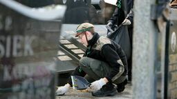 Harcerze sprzątali groby żołnierzy podziemia. "Pomagam, bo oni zrobili to dla nas"