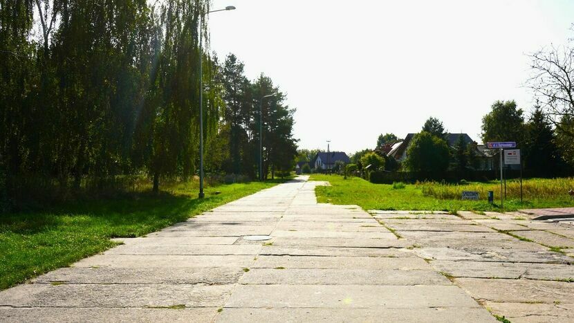 Betonowe płyty jeszcze kilkanaście lat temu stanowiły znaczną część siatki ulic w południowej części miasta Puławy. Dzisiaj jest ich znacznie mniej. Jedne z ostatnich znikną w przyszłym roku