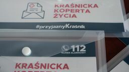 Kartę należy schować do lodówki, a magnes  powiesi na lodówce

