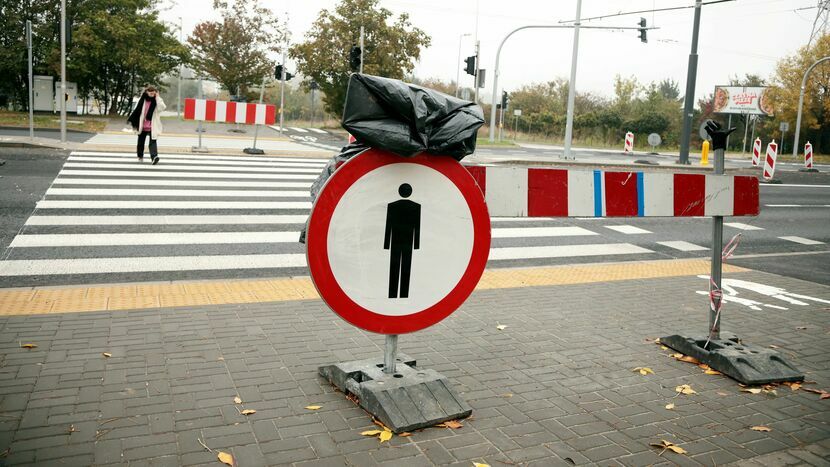 Choć przed przejściem stoją znaki informujące o zakazie ruchu pieszych, wielu mieszkańców przechodzi tędy nielegalnie