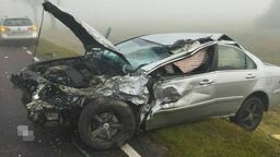 Wyprzedzał we mgle. Zderzył się z ciężarówką