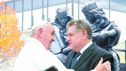 Papież Franciszek z rabinem profesorem Abrahamem Skórką. Za nimi  pomnik "Nostra Aeatate"
przed Uniwersytem Sw. Józefa w Filadelfii, gdzie rabin wykładał. 
