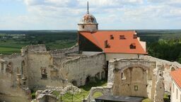 Oddział w Janowcu to nie tylko zamek, ale także inne zabytkowe obiekty, jak dwór z Moniak spod stodoła z Wylągów koło Kazimierza, czy spichlerz z Podlodowa. To również park i winnica
