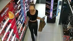 Ukradła markowe kosmetyki. Po publikacji zdjęcia z monitoringu zgłosiła się na komisariat