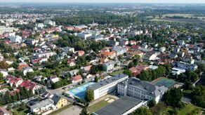 Lubartowscy spółdzielcy od połowy 2024 roku mogą spodziewać się niższych kosztów ogrzewania. Rachunki mają spaść wtedy o 30 proc. To skutek dużej inwestycji w odnawialne źródła energii