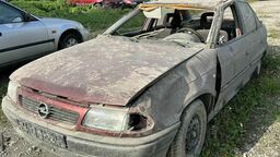 Siła uderzenia była trak duża, że kierowca opla wypadł przez przednią szybę