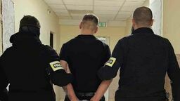 Ścigany dwoma listami gończymi schował się w szafie 