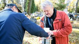 W czwartek na cmentarzu przy ul. Lipowej kwestował m.in. wokalista Krzysztof Cugowski 