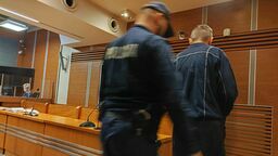 Karol M. doprowadzony na salę rozpraw w asyście policjantów