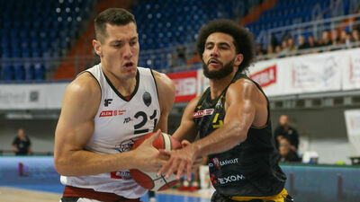 Filip Put (w białym stroju) walczy o to, żeby spędzać więcej minut na parkiecie
