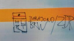 Napisy na elewacji szkoły 