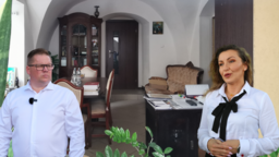 Sławomir Ćwik i Monika Pawłowska. W tle wnętrze biura przy ul. Bazyliańskiej w Zamościu, na zdjęciu wykonanym przez przyszłego posła Trzeciej Drogi przez szybę