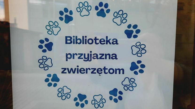 O tym, że z psem można śmiało wchodzić do środka informują plakaty rozwieszone w bibliotece