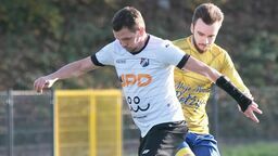 Piłkarze Sygnału Lublin (białe stroje) w niedzielę zagrają mecz na szczycie lubelskiej okręgówki z Wisłą Ii Grupa Azoty