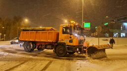Akcja odśnieżania nocą 